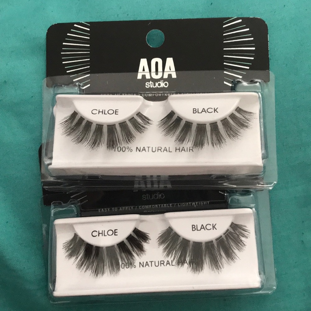 False Eyelashes in “Chloe”